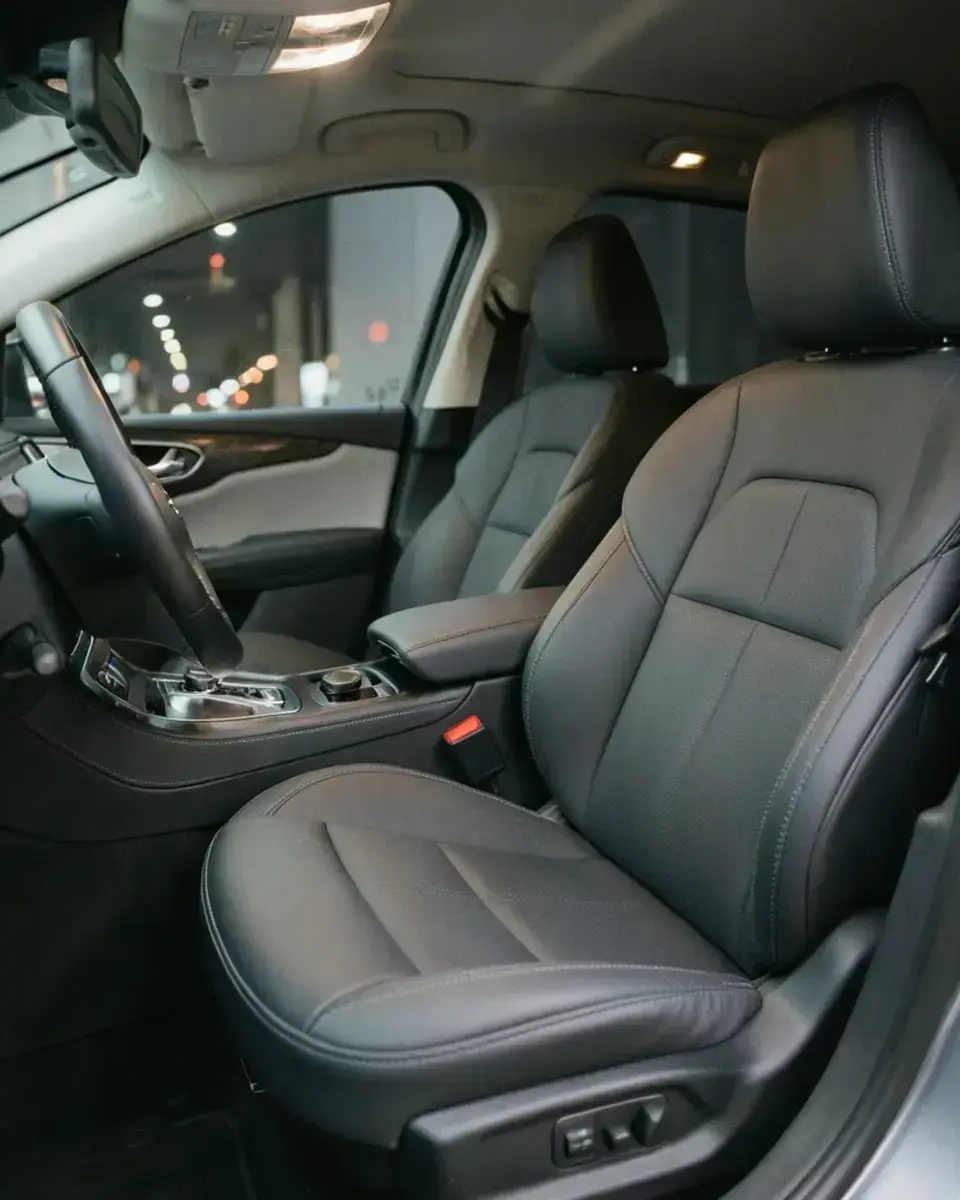 プレミアムレザーシートを装着した車内